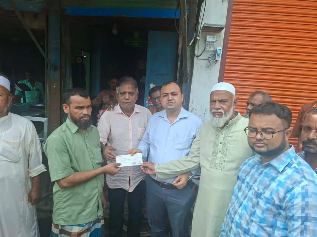 বকশীগঞ্জে অগ্নিকাণ্ডে ক্ষতিগ্রস্ত ৮ দোকানিকে আর্থিক সহায়তার চেক প্রদান