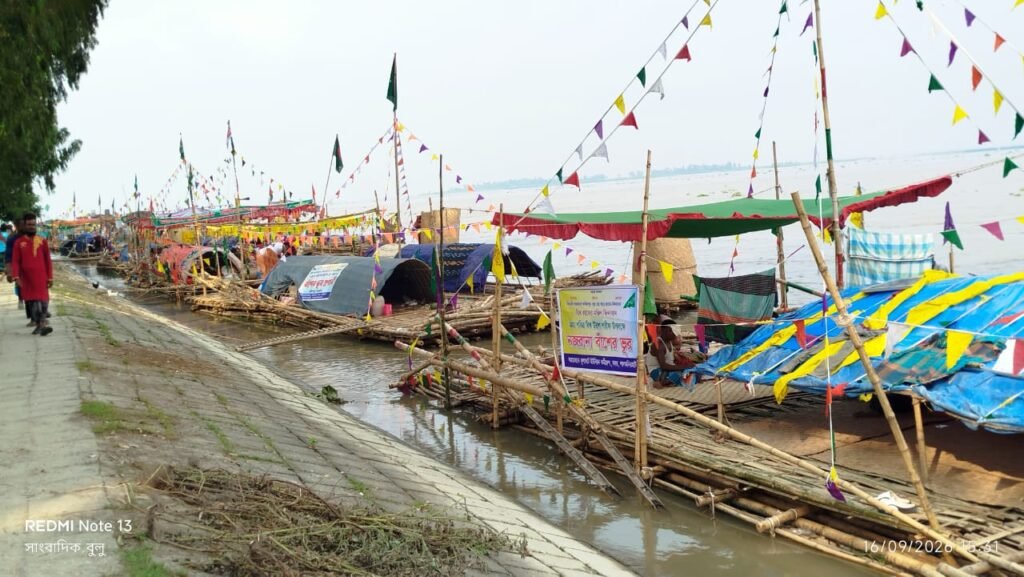 চিলমারী থেকে ৬৭টি বাঁশের ভূড় নিয়ে আটরশির উদ্দেশে ভক্তদের যাত্রা