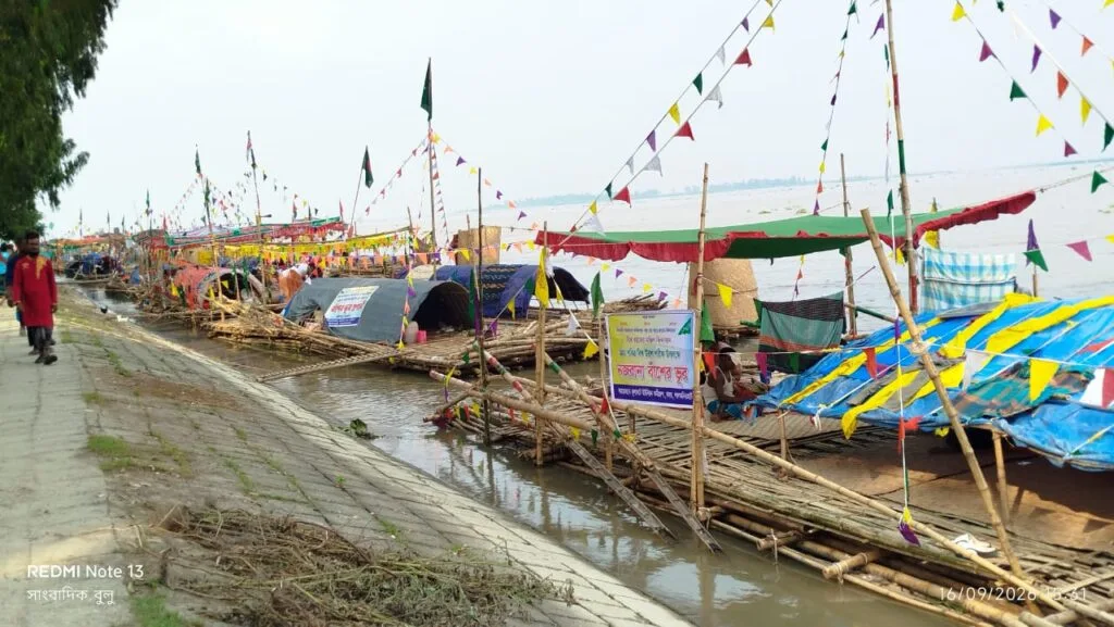 চিলমারী থেকে ৬৭টি বাঁশের ভূড় নিয়ে আটরশির উদ্দেশে ভক্তদের যাত্রা