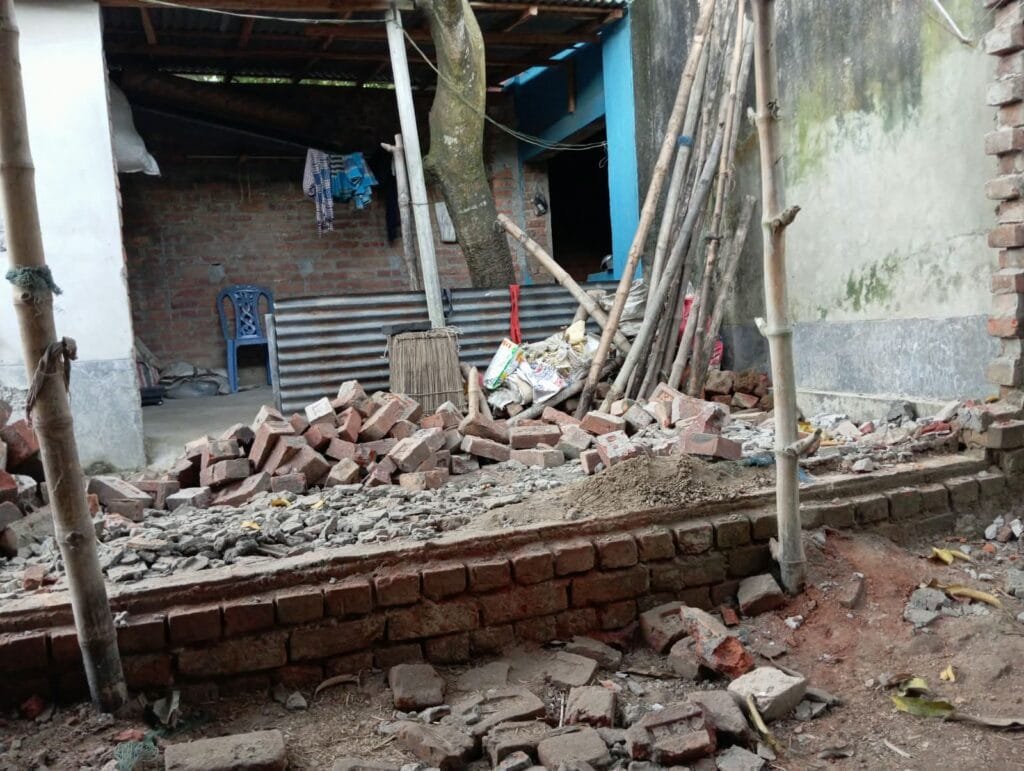 বদলগাছীতে গৃহবধূকে মারধর ও শ্লীলতাহানির অভিযোগ: টাকা-গয়না ছিনতাই