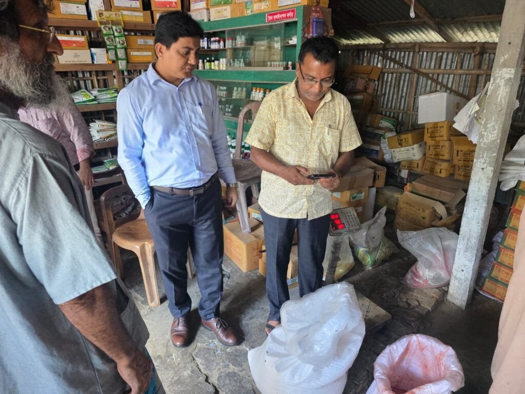 রায়পুরায় ভ্রাম্যমাণ আদালতে সার ডিলার ও দোকানিকে জরিমানা, সার জব্দ