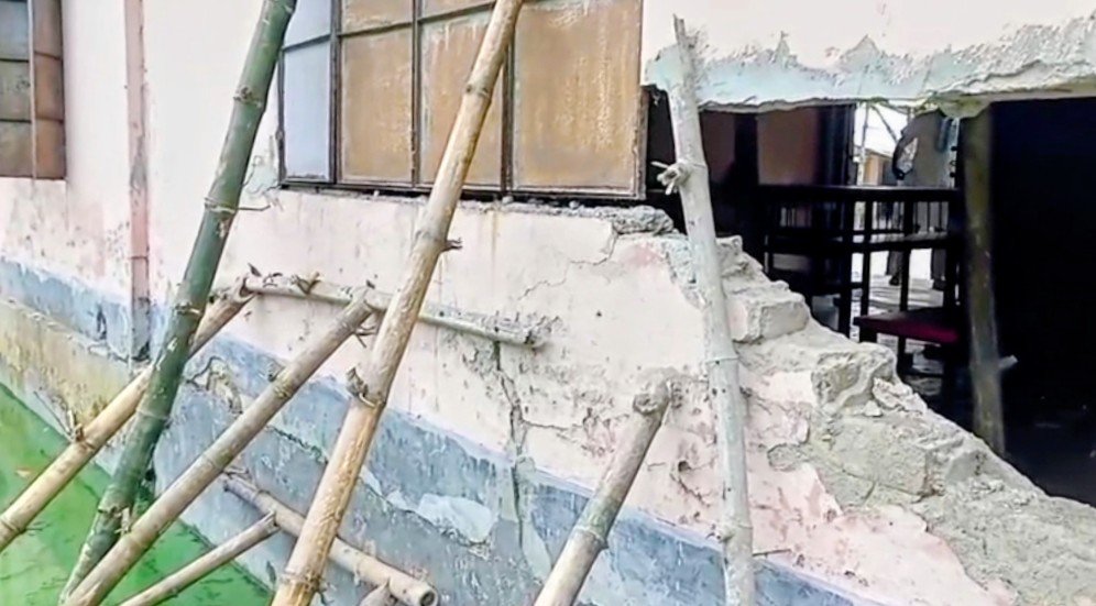 সন্ন্যাসতলা নাসরিন সিদ্দিকী বালিকা উচ্চ বিদ্যালয়ের ভবন ধস: খোলা মাঠেই চলছে পাঠদান