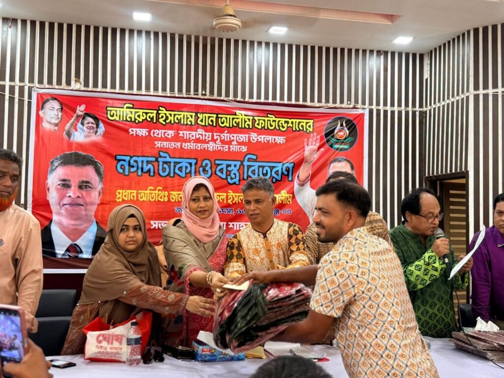বেলকুচিতে দুর্গাপূজা উপলক্ষে সনাতন ধর্মাবলম্বীদের মাঝে বস্ত্র ও নগদ অর্থ বিতরণ