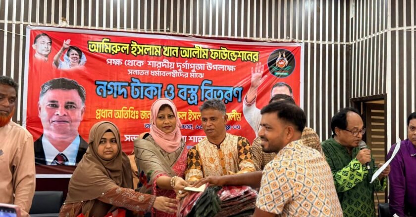 বেলকুচিতে দুর্গাপূজা উপলক্ষে সনাতন ধর্মাবলম্বীদের মাঝে বস্ত্র ও নগদ অর্থ বিতরণ