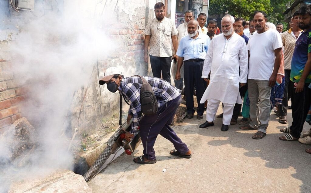 খুলনার খালিশপুরে পরিচ্ছন্নতা কার্যক্রমে গাফিলতিতে ক্ষোভ কেসিসি প্রশাসকের