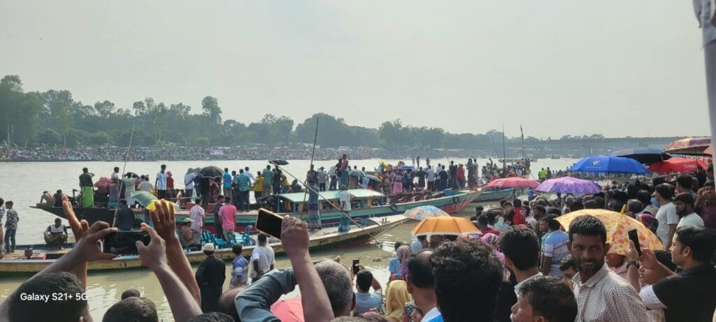 মানিকগঞ্জের কালীগঙ্গা নদীতে জমে উঠেছে ঐতিহ্যবাহী নৌকাবাইচ