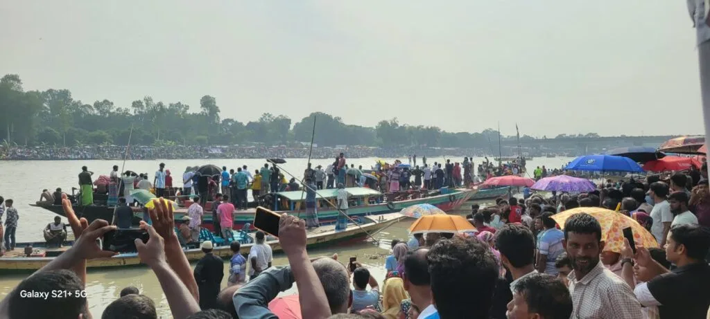 মানিকগঞ্জের কালীগঙ্গা নদীতে জমে উঠেছে ঐতিহ্যবাহী নৌকাবাইচ
