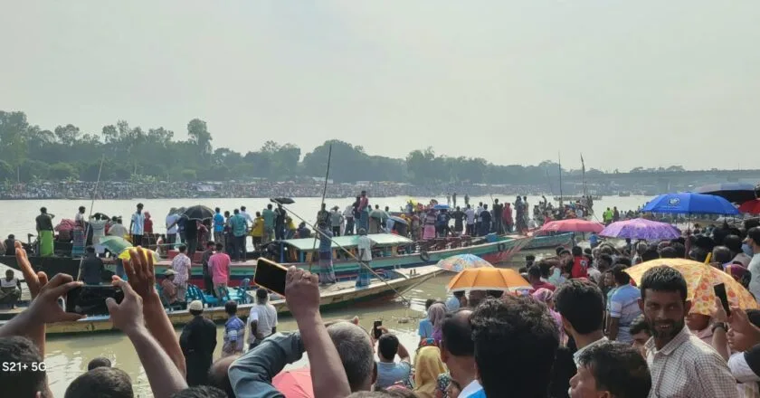 মানিকগঞ্জের কালীগঙ্গা নদীতে জমে উঠেছে ঐতিহ্যবাহী নৌকাবাইচ