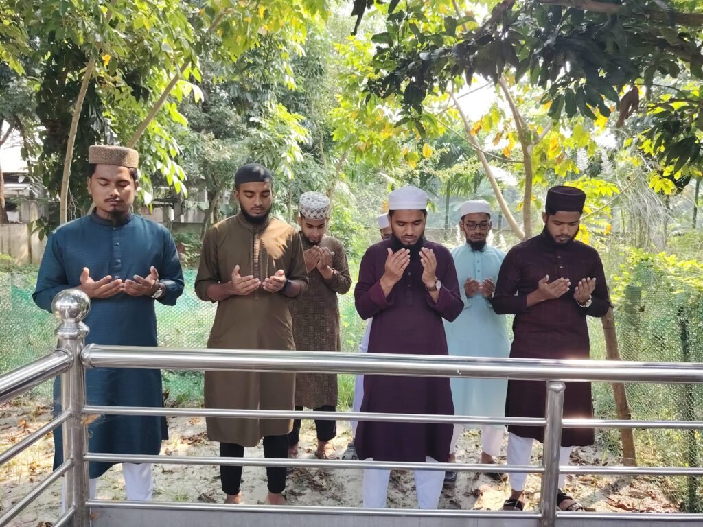 আবরার ফাহাদের ৭ম মৃত্যুবার্ষিকীতে ইবি তালাবার কবর জিয়ারত ও দোয়া