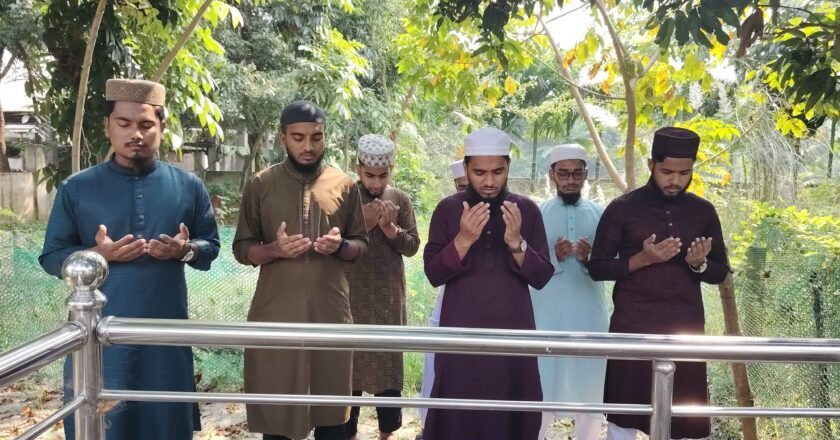 আবরার ফাহাদের ৭ম মৃত্যুবার্ষিকীতে ইবি তালাবার কবর জিয়ারত ও দোয়া