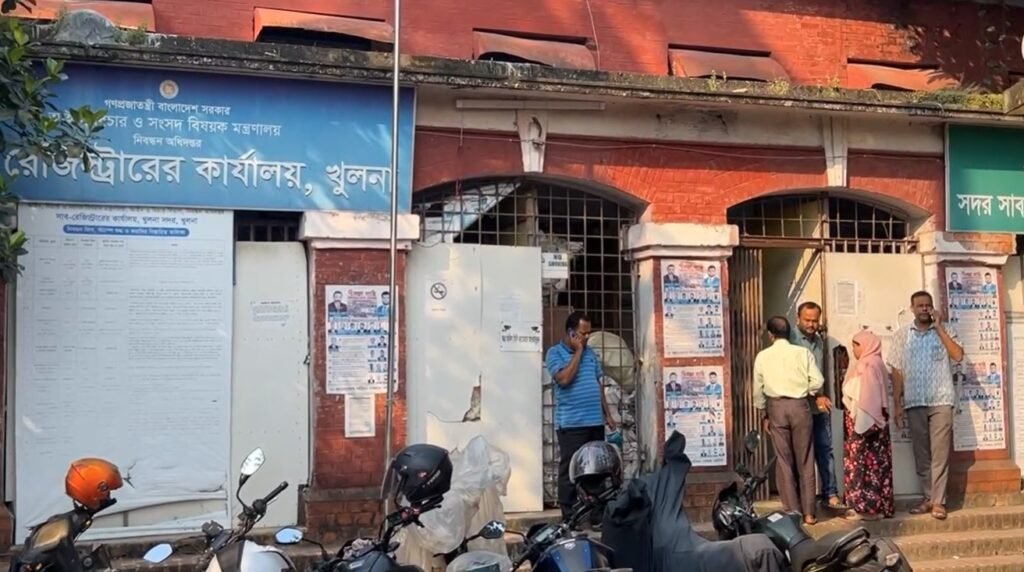 খুলনায় সাব-রেজিস্ট্রারকে নিয়ে যাওয়ার ঘটনায় রহস্য, তদন্তে পুলিশ