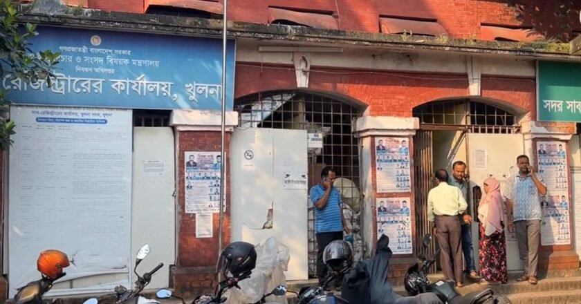 খুলনায় সাব-রেজিস্ট্রারকে নিয়ে যাওয়ার ঘটনায় রহস্য, তদন্তে পুলিশ