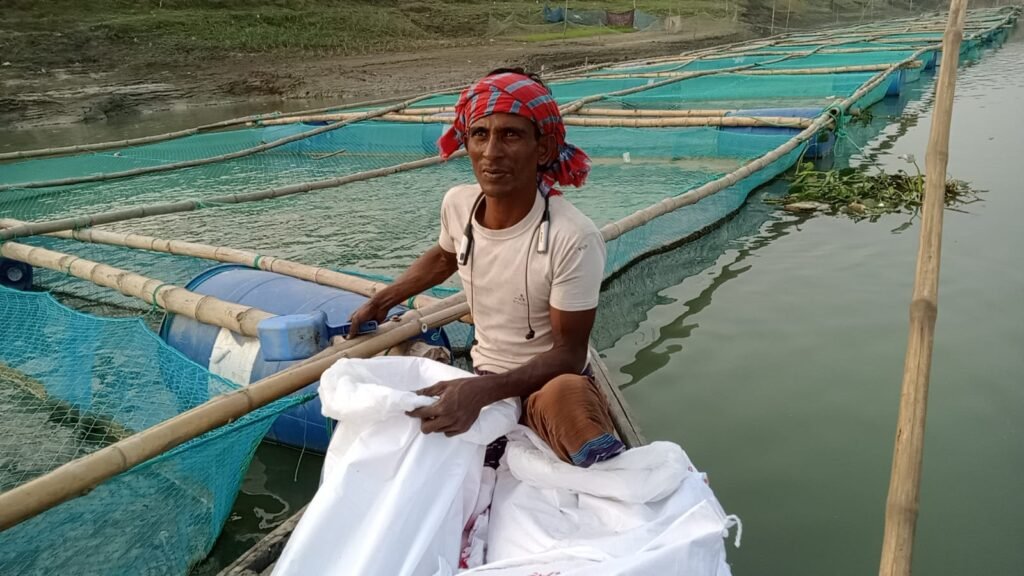 রায়গঞ্জে ফুলজোড় নদীতে খাঁচায় মাছ চাষে ভাগ্য বদলেছে শত পরিবারের
