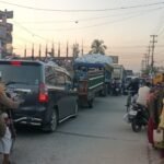 প্রশাসনের নাকের ডগায় ফুটপাত দখল, সড়কে অটোরিকশার রাজত্ব