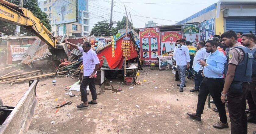 খুলনায় অবৈধ স্থাপনা উচ্ছেদ, ৯ মামলায় জরিমানা ৪৪ হাজার ৫০০ টাকা