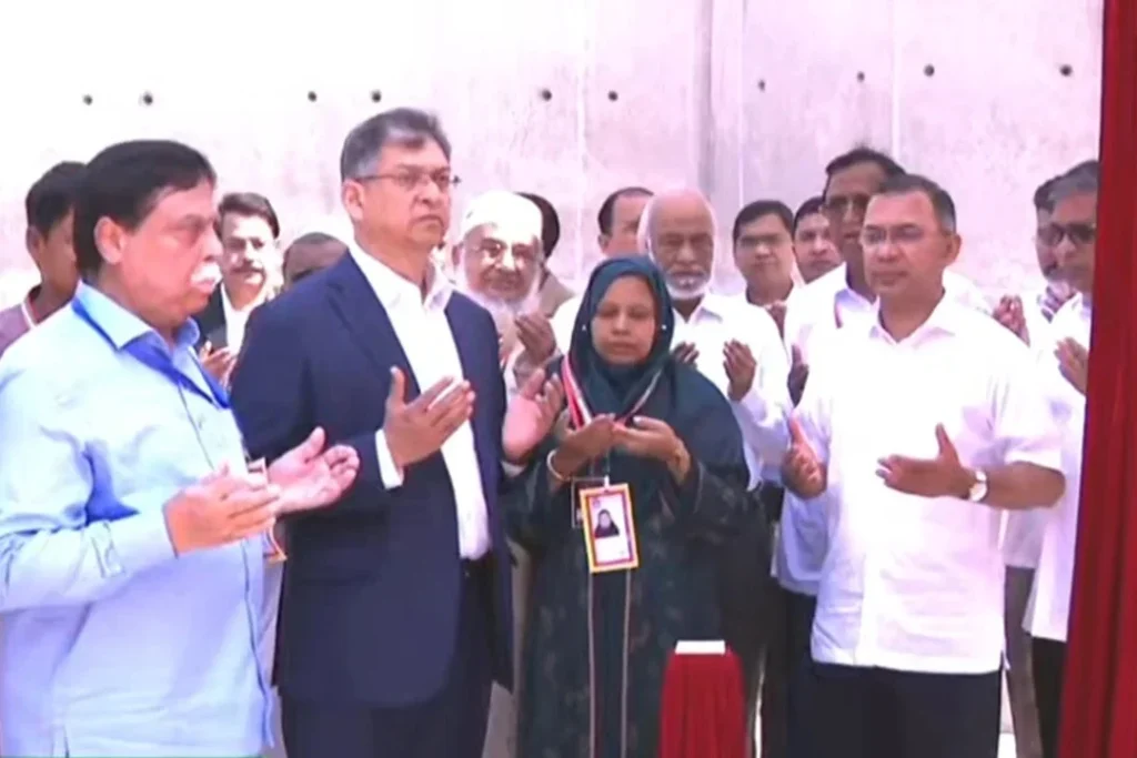 ওসমানী উদ্যানে ‘জুলাই স্মৃতিস্তম্ভ’ উদ্বোধন করলেন প্রধানমন্ত্রী